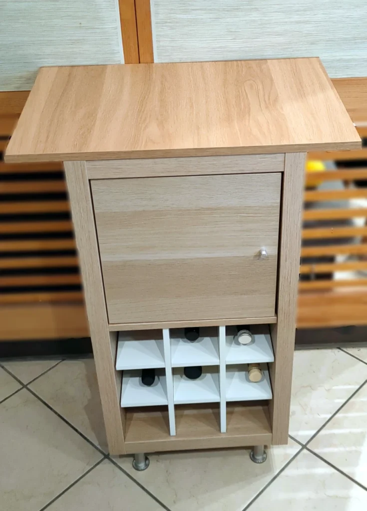 Kallax Ikea: Un Angolo Caffè Perfetto in 4 Semplici Passi 4 Angolo caffè fai da te realizzato con mobile Kallax IKEA, con inserto portabottiglie e sportello